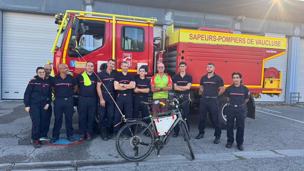 #solidarité Les #pompiers84 de L'Isle-sur-la-Sorgue ont reçu Jörg Richter, pompier allemand retraité qui parcourt le monde à vélo pour lever des fonds afin d'aider les enfants atteints de maladies rares. A cette occasion, don remis par l'amicale des pompiers islois à #HandInHand