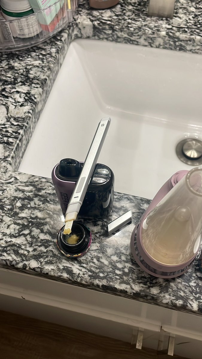 hahurupset's tweet image. My puffco really be smackin when I don’t got 10 mfs in my ear tellin me it’s ass