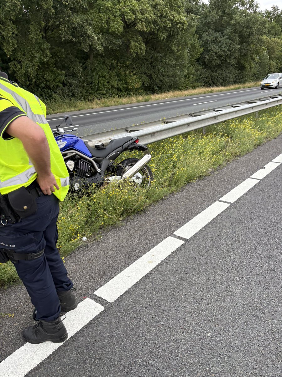 WIS_Marcel_'s tweet photo. Zojuist een ongeval auto vs motor op de #A2 212,2 Re bij #Hunsel, gelukkig vielen de verwondingen mee en was er geen ambulance nodig. De bestuurder van de auto is helaas doorgereden. 1 rijstrook richting Maastricht was dicht voor de berging. @RWSverkeersinfo #Weginspecteur #RWS https://t.co/w0AFJWqvAs