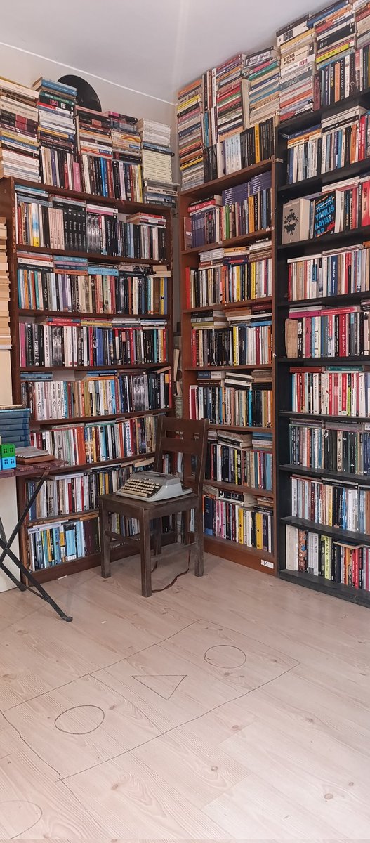 Dükkana okuyucu geldi kitap önerisi istiyor acil.
