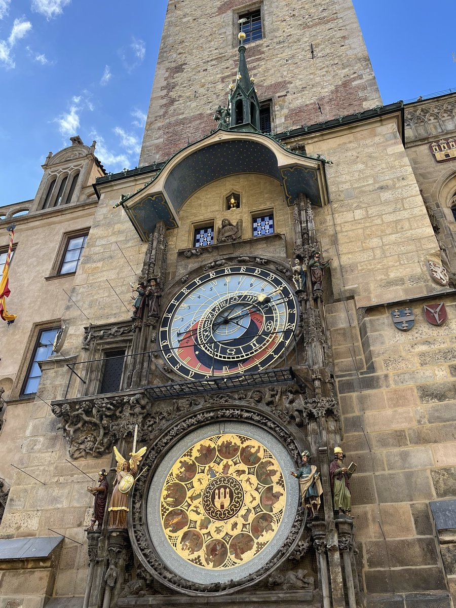 в тринадцать лет я запоем читала «часодеев» и мечтала вживую увидеть вот эту башню с часами. семь лет спустя я уже не помню, в чём был с ними замес (кроме того, что это старейшие действующие астрономические часы, и то на википедии прочитала) и всё равно счастлива оказаться здесь.