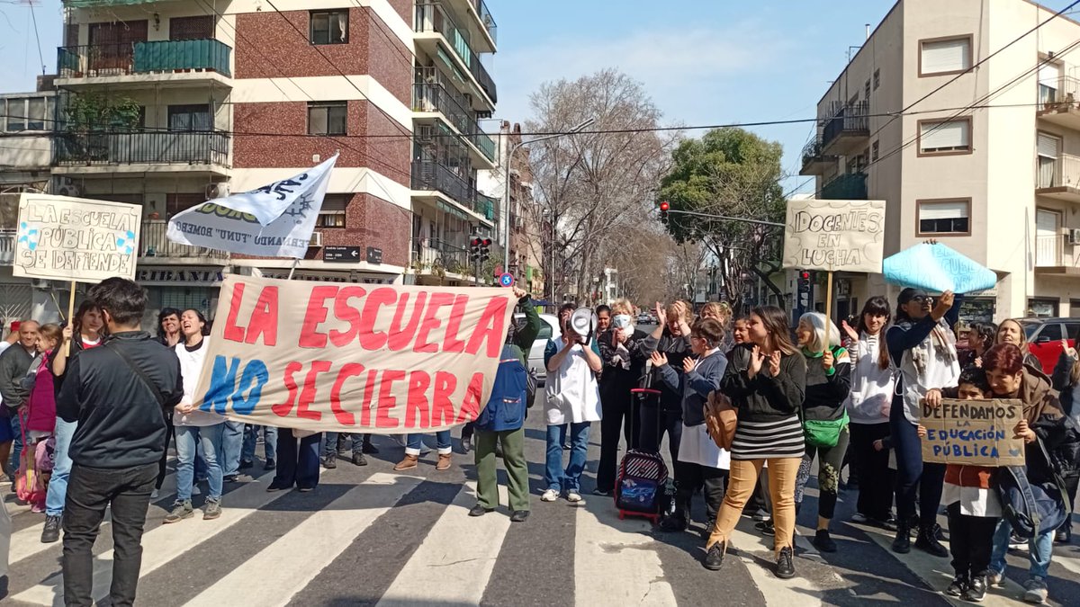 amandamartinok's tweet photo. Mientras se destapa cómo le robaban a las personas con discapacidad ... en CABA quieren cerrar escuelas.
Nos gobiernan unos hijos de yuta! 

👇 escuela primaria 16 La Paternal. https://t.co/q9ZijYdA2a