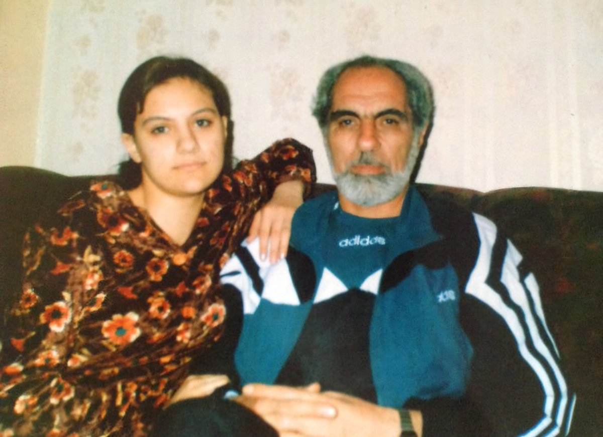 aysebusrapaksoy's tweet photo. Azerbaycan'ın unutulmayacak cumhurbaşkanı, dürüstlük timsali bir devlet ve dava adamı Elçibey.

Keleki köyünün çocuğu, Türklük şuuruyla hareket eden fakat yazık ki ideallerinin hepsini gerçekleştirmeye ömrü kâfî gelmeyen Elçibey.

Kızı Çilenay Hanım aşağıdaki kitapta bizlere babasını anlattı. Hazırlık safhasında kitaba eklemek için aile fotoğraflarını istemiştim kendisinden. "Babamla çok fotoğrafımız yok ki." deyip, olanları göndermişti. Hüzünlendirici bir cümleydi bu.
O şanslı evladın babasına dair çokça iftihar sebebi ve bununla birlikte -tahminim odur ki- gönlünde de sızıları var. Bizim de pek tabii...

Ömrünü Türk dünyası için harcadı Ebulfez Elçibey. Tedavi gördüğü Ankara'da, 2000 yılında vefat etti. Çok şahsiyetli ve haysiyetli bir insan gönlümüze derinden dokundu ve buralardan göçüverdi.
Mekânı cennet olsun Bey'imizin.