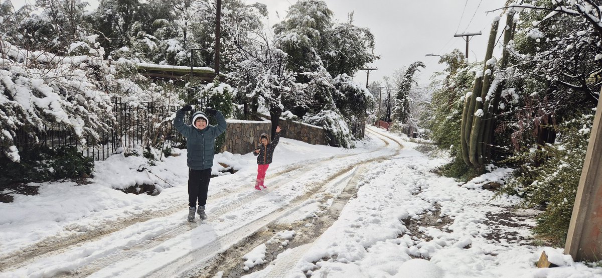 sramirezastorga's tweet photo. @meganoticiascl @24HorasTVN  Caleu - Regíon Metropolitana hoy amanece nevado, desde ayer con el sistema frontal actual comienza la nevazón y hoy esta así de hermoso. https://t.co/y1jmCwZOfJ