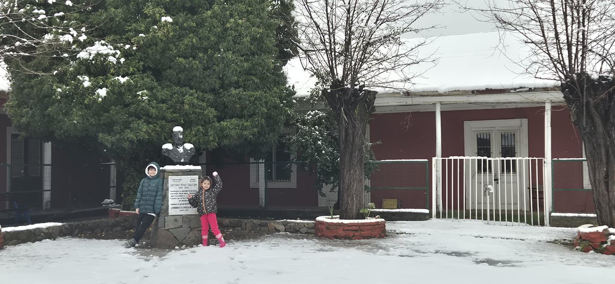 sramirezastorga's tweet photo. @meganoticiascl @24HorasTVN  Caleu - Regíon Metropolitana hoy amanece nevado, desde ayer con el sistema frontal actual comienza la nevazón y hoy esta así de hermoso. https://t.co/y1jmCwZOfJ