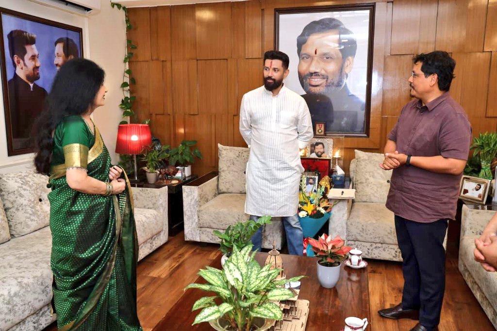 युवा बिहारी चिराग पासवान (@ichiragpaswan) on Twitter photo आज नई दिल्ली स्थित आवास पर मेरे मित्र एवं मेघालय के माननीय मुख्यमंत्री श्री <a href="/SangmaConrad/">Conrad K Sangma</a> जी से मुलाकात हुई। इस दौरान मेघालय में फूड प्रोसेसिंग इंडस्ट्रीज से जुड़े विकासकार्यों की संभावना को लेकर विस्तृत चर्चाएं हुई। आज नई दिल्ली स्थित आवास पर मेरे मित्र एवं मेघालय के माननीय मुख्यमंत्री श्री <a href="/SangmaConrad/">Conrad K Sangma</a> जी से मुलाकात हुई। इस दौरान मेघालय में फूड प्रोसेसिंग इंडस्ट्रीज से जुड़े विकासकार्यों की संभावना को लेकर विस्तृत चर्चाएं हुई।