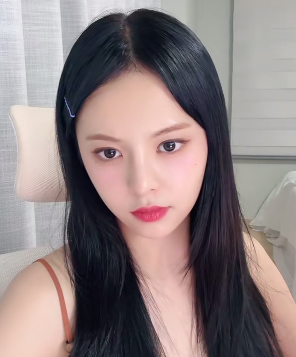 euarchived's tweet photo. she is so gorgeous please 🥀🖤 https://t.co/6in1Ujc29a