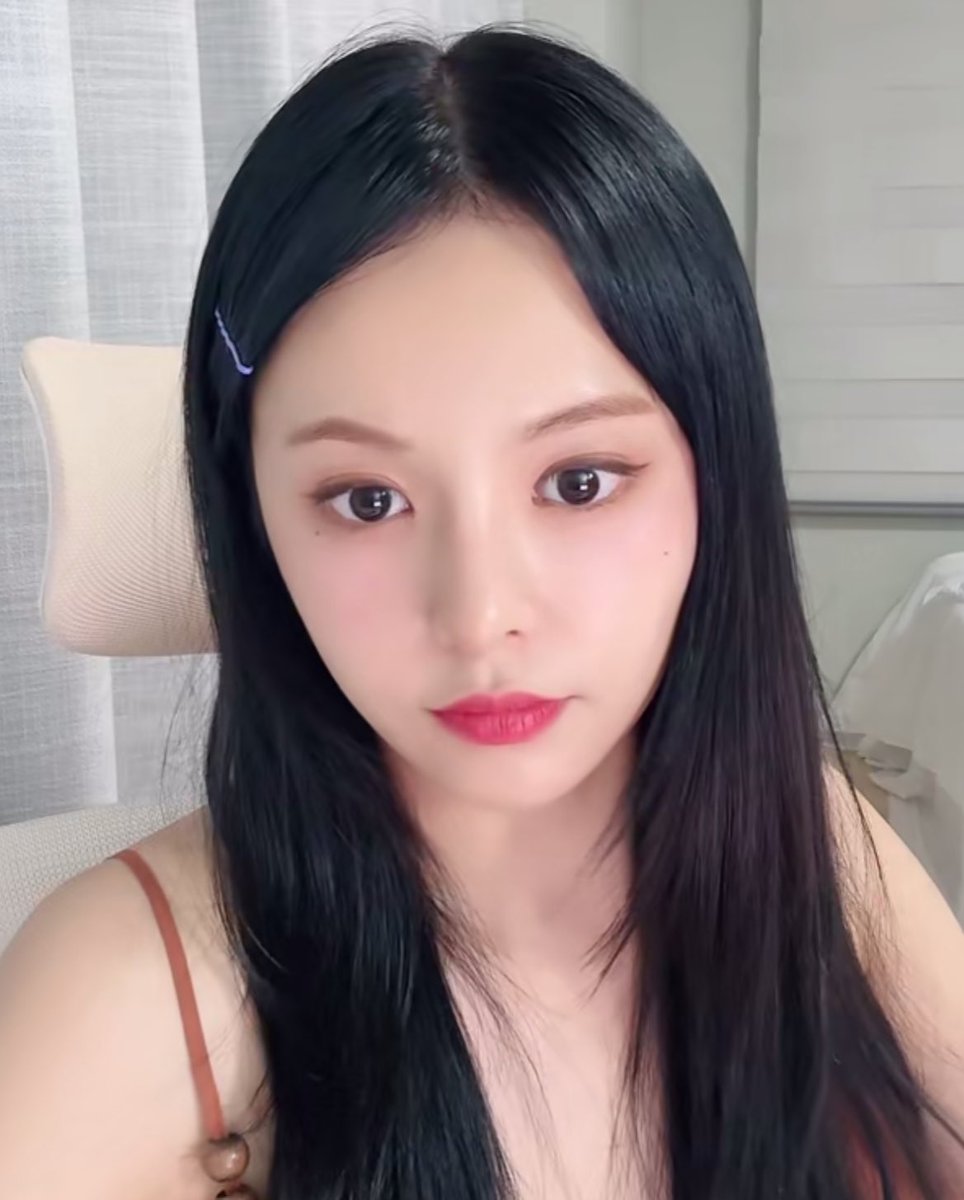 euarchived's tweet photo. she is so gorgeous please 🥀🖤 https://t.co/6in1Ujc29a