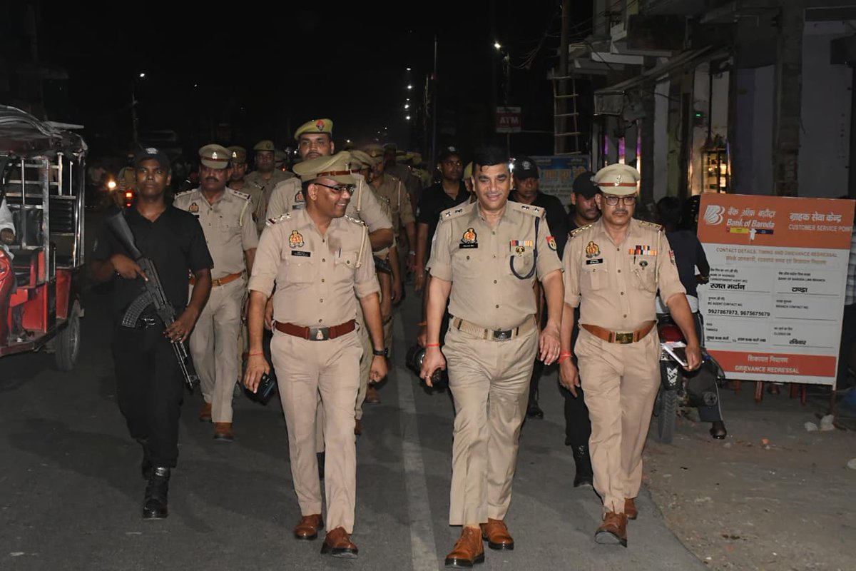rampurpolice's tweet photo. #एसपी_रामपुर द्वारा आगामी त्यौहार, अपराध नियन्त्रण, कानून/शान्ति व्यवस्था तथा जनमानस में सुरक्षा की भावना जागृत करने के दृष्टिगत देहात क्षेत्र के थाना टांडा क्षेत्रान्तर्गत महत्वपूर्ण/भीड़ भाड़ वाले स्थानों पर मय पुलिस बल पैदल गस्त की गयी।
#UPPolice 
#RampurPolice 
#FootPatrolling