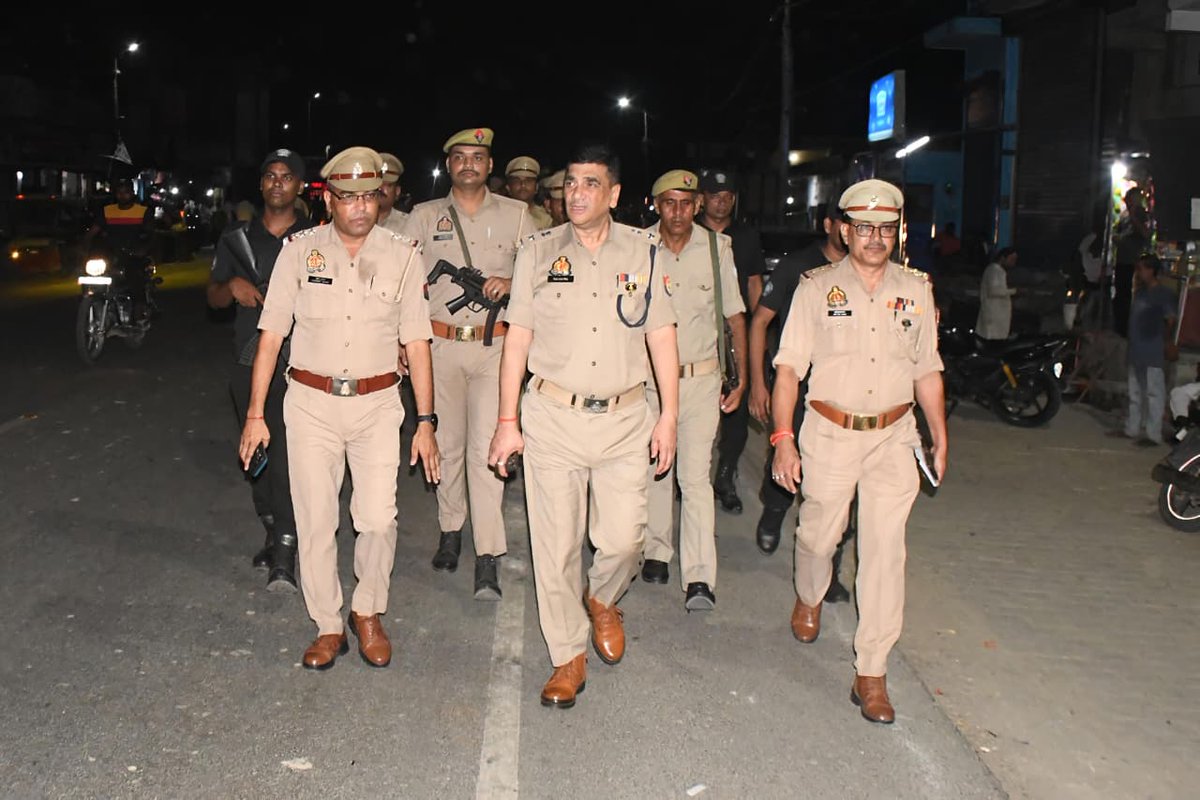 rampurpolice's tweet photo. #एसपी_रामपुर द्वारा आगामी त्यौहार, अपराध नियन्त्रण, कानून/शान्ति व्यवस्था तथा जनमानस में सुरक्षा की भावना जागृत करने के दृष्टिगत देहात क्षेत्र के थाना टांडा क्षेत्रान्तर्गत महत्वपूर्ण/भीड़ भाड़ वाले स्थानों पर मय पुलिस बल पैदल गस्त की गयी।
#UPPolice 
#RampurPolice 
#FootPatrolling