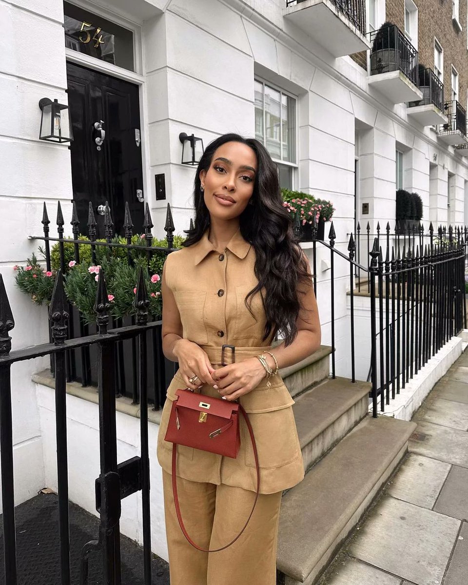 BlacktoeTV's tweet photo. Sarah Langa: South Africa’s Fashion Star Shines at Hummingbird Fashion Awards 2025

https://t.co/wtiad5bAWX https://t.co/cc17PObllu
