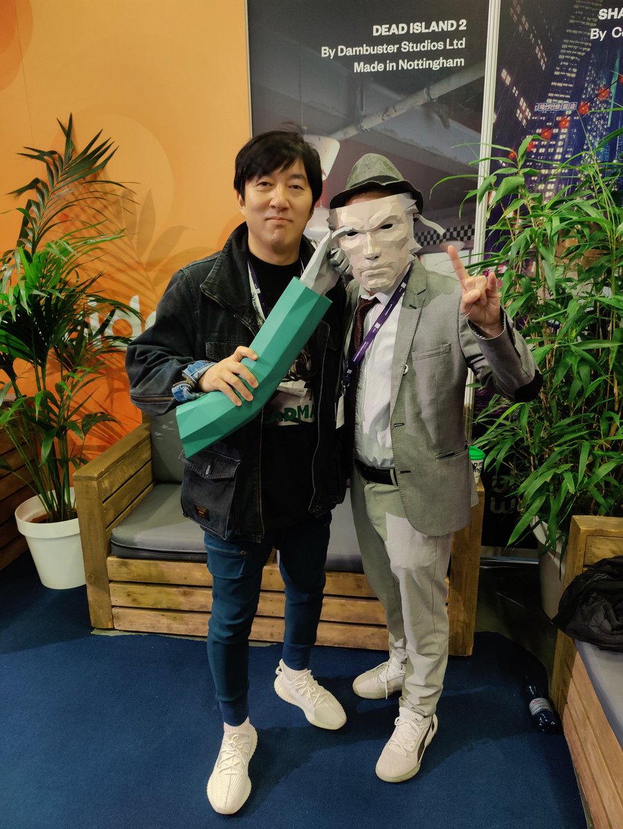 sal4 (@kunlan7) on Twitter photo Lucky day to meet <a href="/suda_51/">SUDA51/須田剛一</a>,
he also met Harman Smith and a part of Kunlan. Thanks you James!!
#killer7 #Gamescom2025 #harmansmith #kunlan Lucky day to meet <a href="/suda_51/">SUDA51/須田剛一</a>,
he also met Harman Smith and a part of Kunlan. Thanks you James!!
#killer7 #Gamescom2025 #harmansmith #kunlan