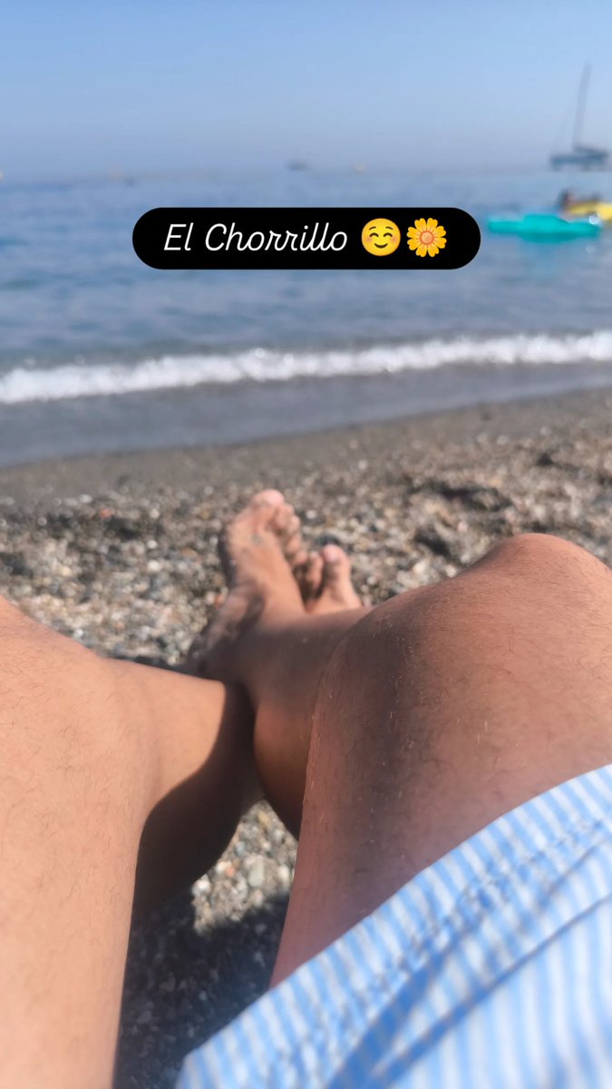 ☀️ Tras una semana intensa de trabajo.. toca también disfrutar de lo nuestro: un rato de descanso en uno de los grandes placeres de Ceuta, la playa del Chorrillo, con mi Hugo, mi Vicky y mis suegros 🤗.