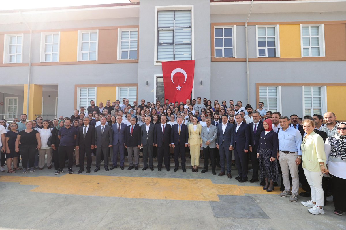 Biz çok büyük bir aileyiz!❤️

Aydın’da yapımını tamamladığımız yurdumuzda çalışma arkadaşlarımızla bir araya geldik ve muhabbet ettik!

Gençler için var gücüyle çalışan ve emeğini ortaya koyan çalışanlarımıza teşekkür ediyor, başarılarının devamını diliyorum.🇹🇷🙋🏻‍♂️

#GSBHepYanında