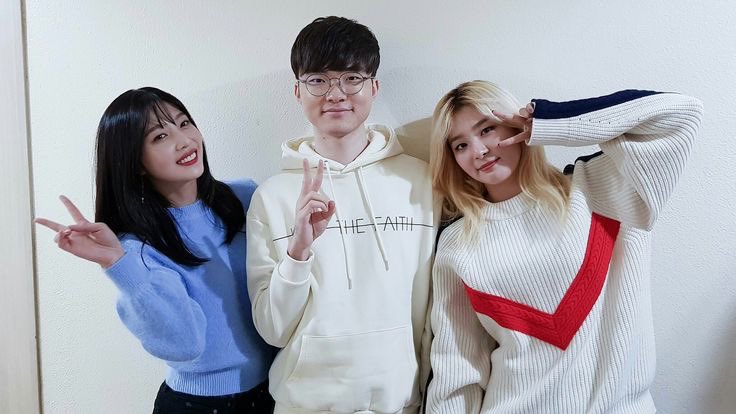 acervolck's tweet photo. faker sendo o idol dos idols de kpop - thread https://t.co/DV5j8vjg3a