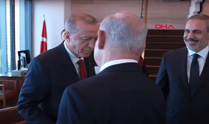 <a href="/tugberk37/">Tuğberk</a> Hocamıza dil uzatmak kolay; zor olan İsrail’le el sıkışan, onlarla ticaret yapan, onların siyasetine boyun eğenlere ses çıkarmak!
Gazze’yi dillerinden düşürmeyen ama kalpleri Washington’a, cüzdanları Tel Aviv’e bağlı olan sizsiniz. 😂

İhaneti saklayacak ne takke var ne maske;