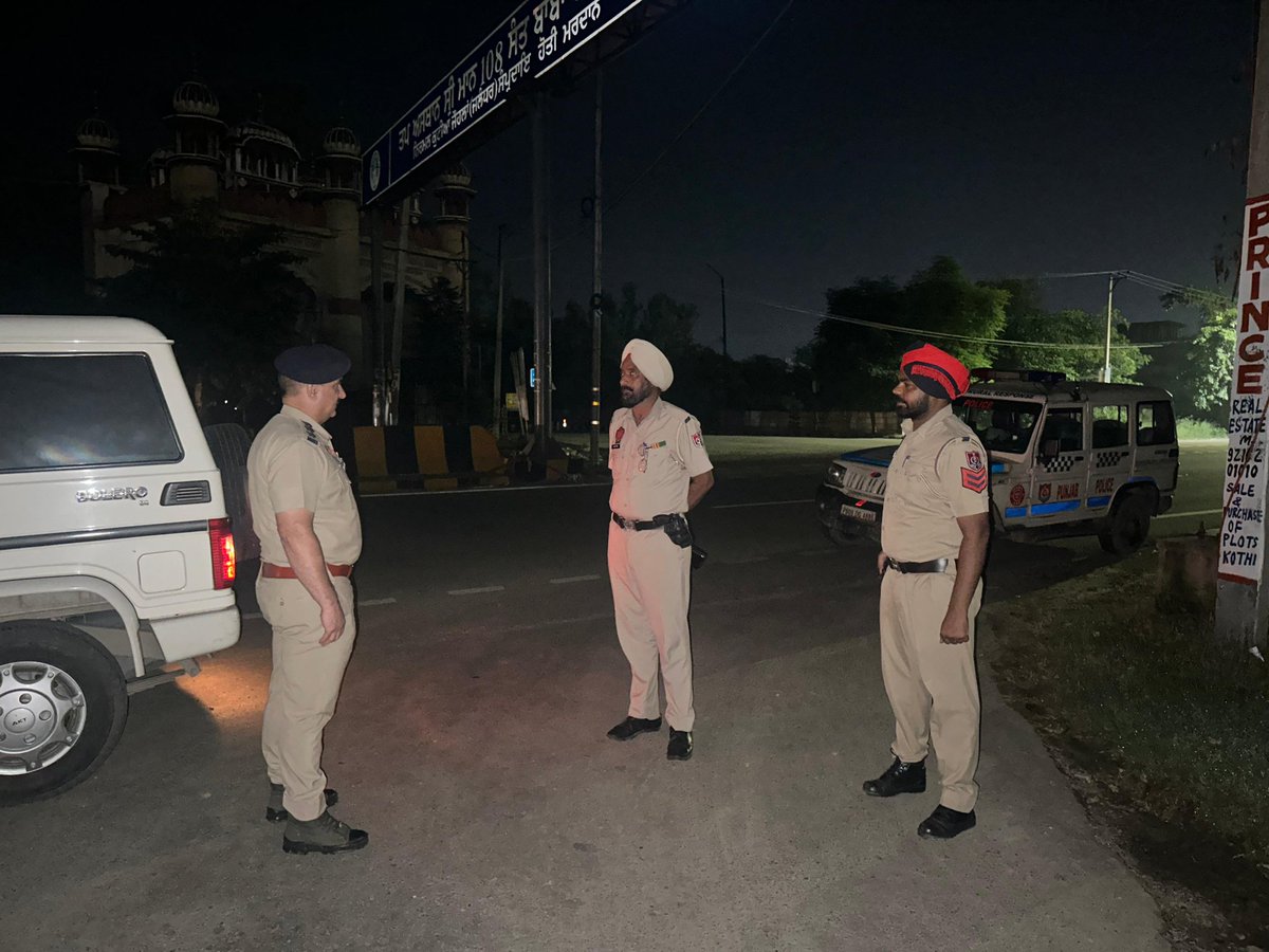 Jal_R_Police's tweet photo. Special blockade carried out by Jalandhar Rural Police as part of a campaign against drug smugglers and bad elements.
#JalandharRuralPolice
#jalandhar
#specialcheking
#police
#pb08 https://t.co/tAohqAcCbU