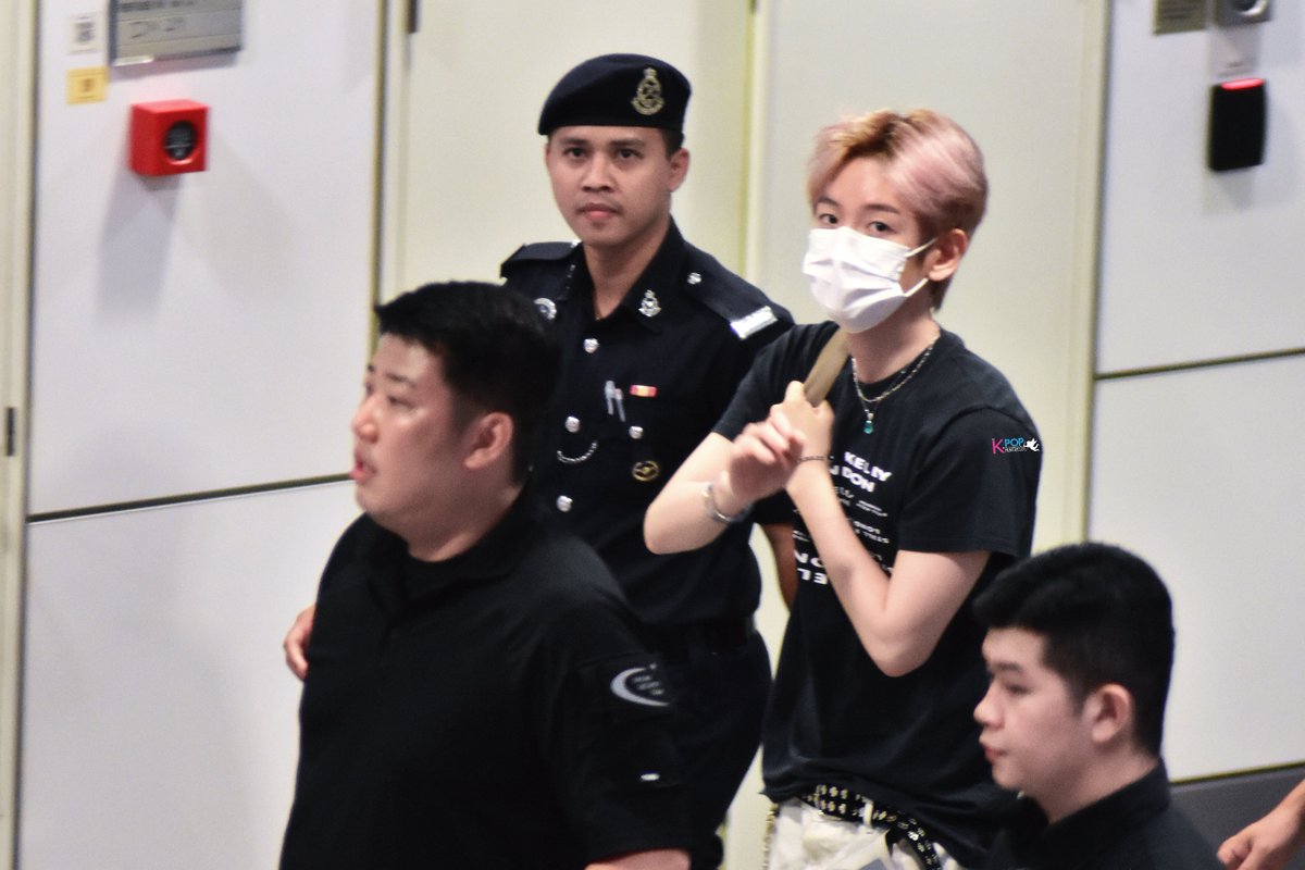 MyKpopHuntress's tweet photo. 250822 BAEKHYUN @ KLIA (ICN>KUL) 🛬

Hope you’ll enjoy your stay in Malaysia, Baekhyun-ah 💙 See you tomorrow!

#BAEKHYUN #백현 #Reverie #ReverieTour #BAEKHYUNinKL #BAEKHYUNinMY #REVERIEinKL #REVERIEinMY https://t.co/ifoqiakN8R
