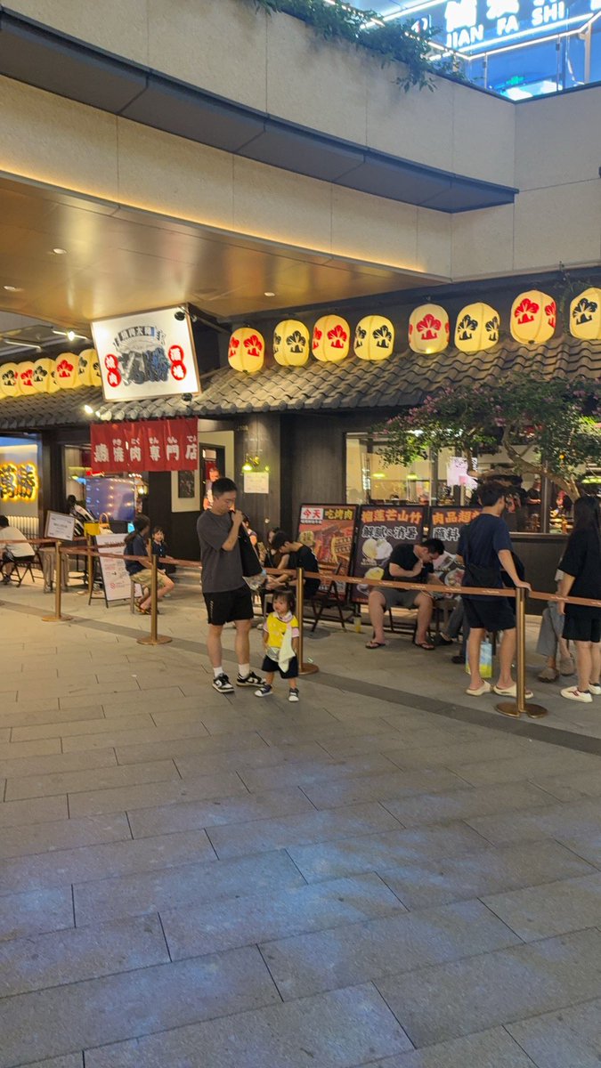 😂这么多人，吃个饭不容易