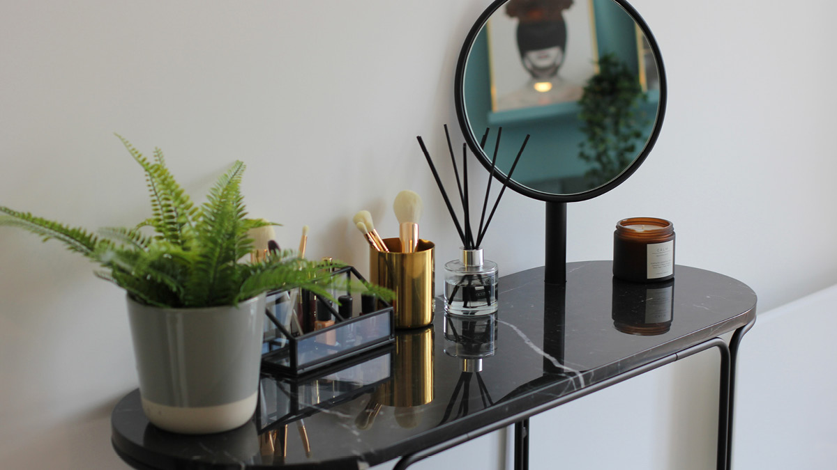 Lu2On's tweet photo. #ForSale | 8th Floor, 1 bed #apartment in #Luton £280,800.
Newbuild home with modern kitchen and contemporary bathroom with integrated Zanussi appliances.
A ready-to-move-in home with triple-glazed, floor-to-ceiling windows which maximise light and space.
Call 01582 325 506 or DM https://t.co/EUzB9QpBc0