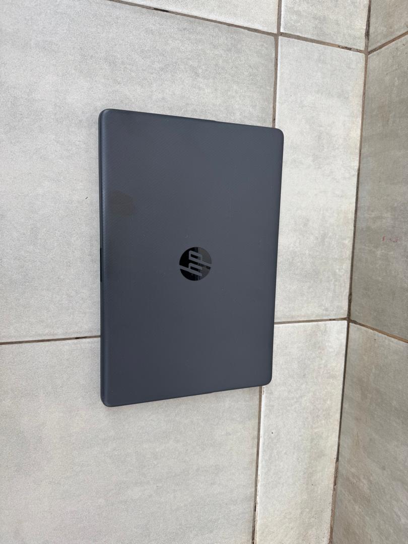 We are selling this Pre loved Laptop
Intel inside processor,
4GB of RAM installed,
1TB of Hard Disk Drive storage,
5hrs uptime on battery power
Mwk600,000 

Smart and neat.
0994254199
Lilongwe