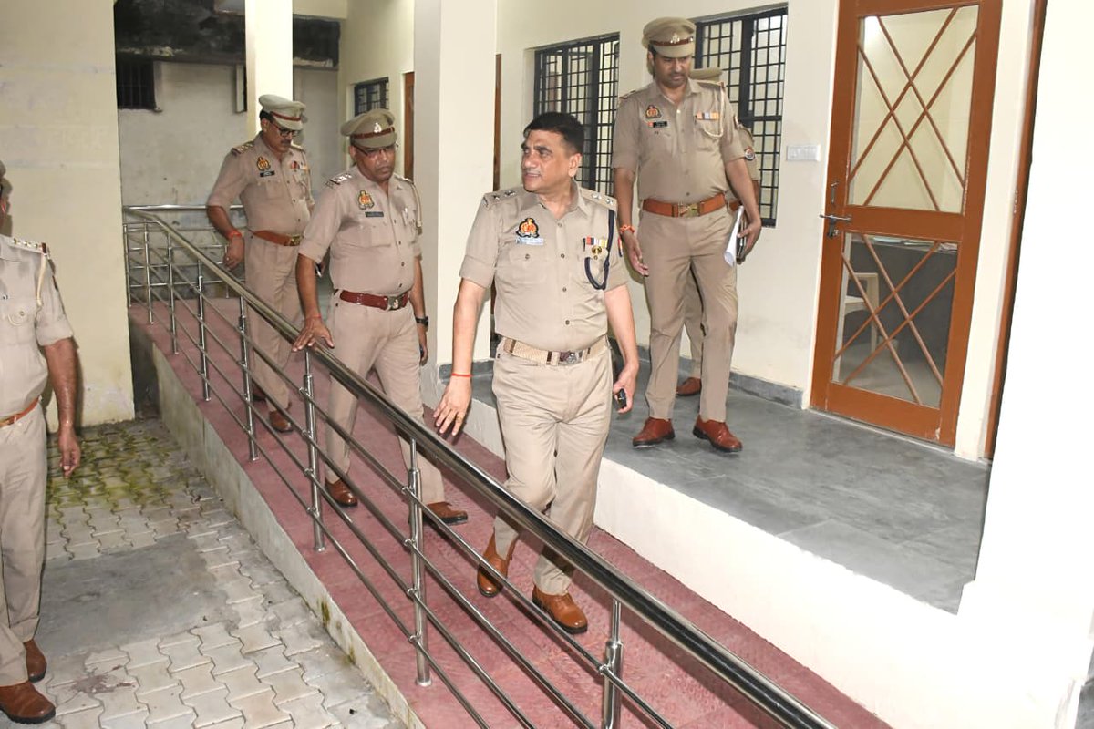rampurpolice's tweet photo. #एसपी_रामपुर द्वारा थाना टांडा का आकस्मिक निरीक्षण किया गया, निरीक्षण के दौरान थाना कार्यालय पर बने अपराध रजिस्टर, त्यौहार रजिस्टर, मालखाना रजिस्टर, विवेचना रजिस्टर, फ्लाई शीट आदि एवं उनके रख रखाव, साफ-सफाई, उनमें अंकित की जाने वाली प्रविष्टयों को चैक किया गया, साथ ही थाना परिसर में बने साइबर सेल, कम्प्यूटर कक्ष, कार्यालय, महिला हेल्प डेस्क, बैरक, भोजनालय, मालखाना आदि एवं विभिन्न पॉर्टल पर की जाने वाली फीडिंग तथा साइबर सेल की कार्यप्रणाली का निरीक्षण  कर सम्बन्धित को आवश्यक दिशा निर्देश दिये गये।
#UPPolice 
#RampurPolice