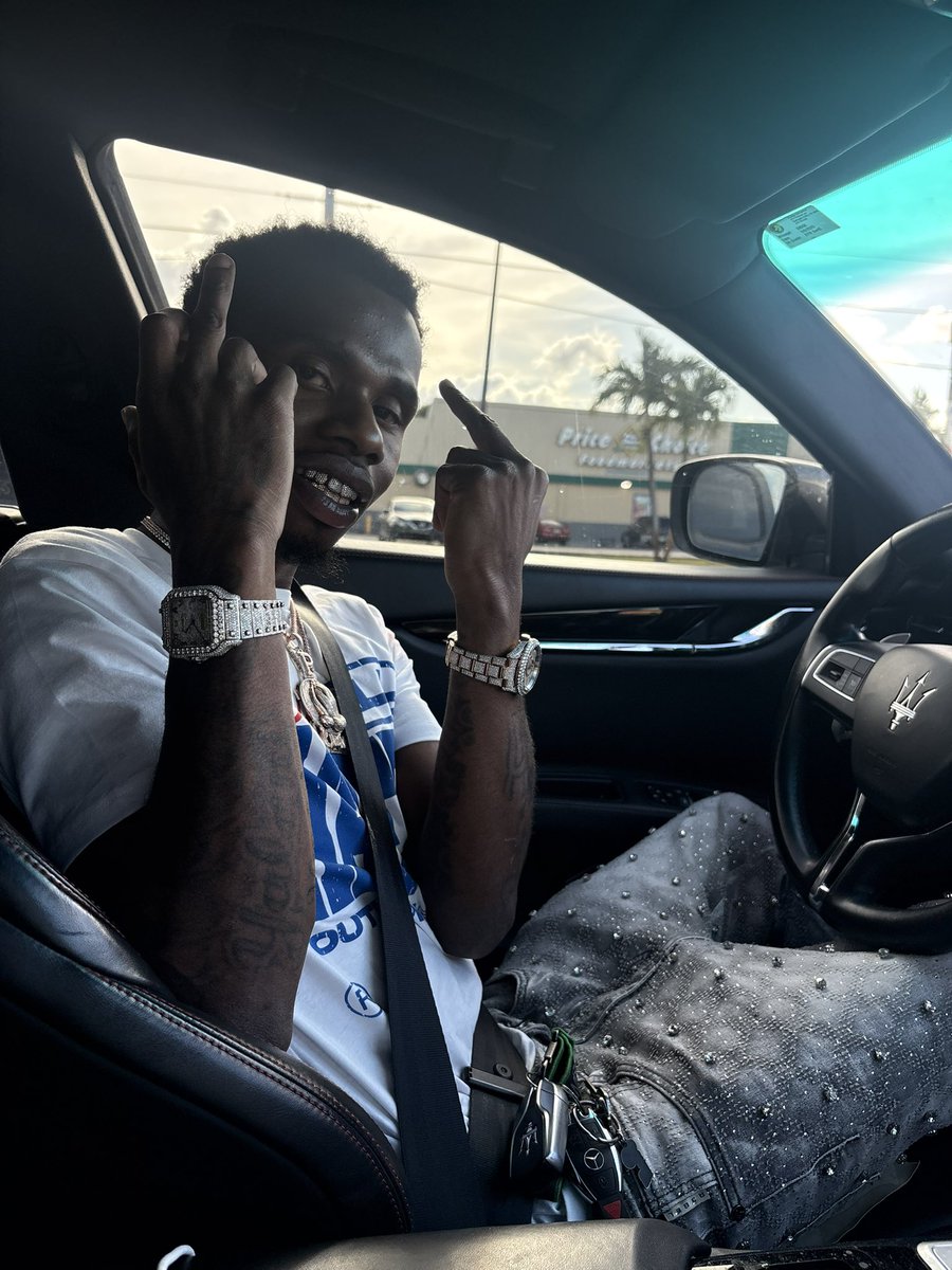 TopGotMoney's tweet photo. Hand It Over 🔝 https://t.co/cr3NkUxmwX