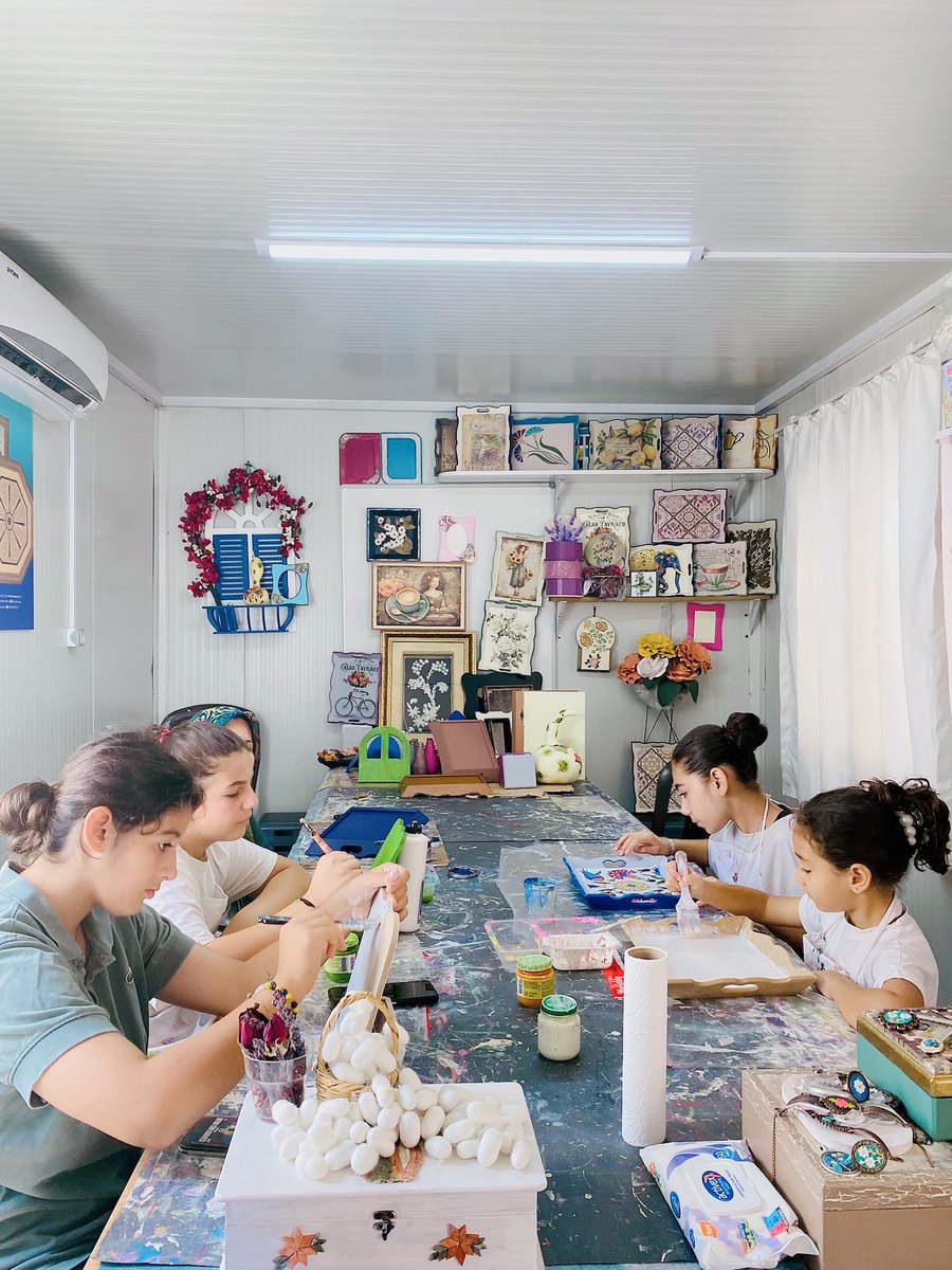 📌 Konya Etap 1 Konteyner Kent Kurs Merkezini ziyaret ettik. 
📌 Üreten, çalışan ve ekonomiye katkı sağlayan girişimci kadınlar en büyük gücümüz. 
📌Ziyaret kapsamında konteyner kentte kalan güçlü kadınlarımızın ürettikleri el emeği 
<a href="/MustafaMasatli/">Mustafa Masatlı</a> <a href="/HatayValiligi/">T.C. Hatay Valiliği</a> #HayatHatay