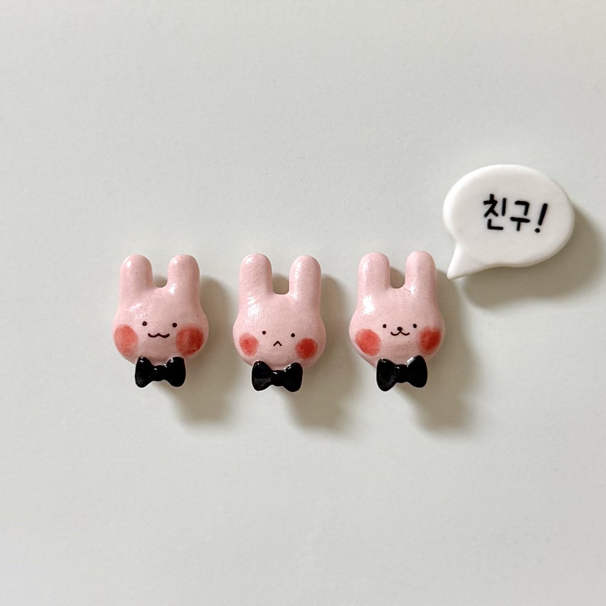 🐰 착한친구 도자기 마그넷 나눔 🐰

#rt 추첨 트친 세분, 랜덤 한분(총 네분) 뽑을게요! (각 사진에 나와있는 구성으로 랜덤 증정)

귀 부분에 약간 금이 간 친구들도 있지만 사용에는 지장이 없을 거예요..👉👈
사이즈는 얼굴 기준 세로로 2cm 조금 넘어요

당발은 9월 초쯤에 할게요😄