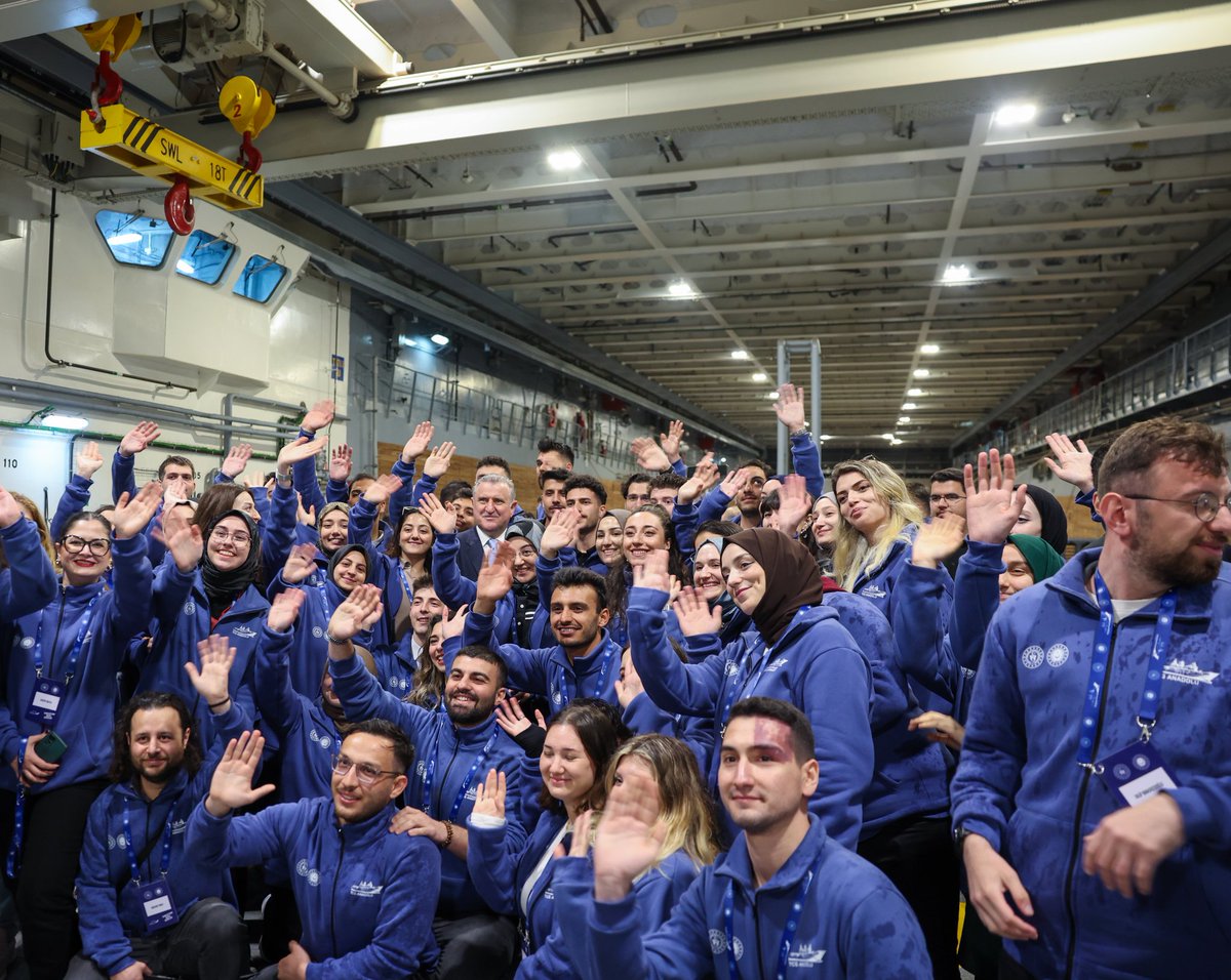 #mavivatanyolculuguÇanakkale Zaferi’nin 110. yılında, 350 genç TCG ANADOLU ile tarihe yön veriyor. “Mavi Vatan”ın kalbinde, zaferin izinden geleceğe bir yolculuk #MaviVatanYolculuğu <a href="/OA_BAK/">Dr. Osman Aşkın Bak</a> <a href="/eminogluenes/">Dr. Enes Eminoğlu</a> <a href="/gencliksporbak/">Gençlik ve Spor Bakanlığı 🇹🇷</a> <a href="/GSBgenclik/">Gençlik Hizmetleri</a>