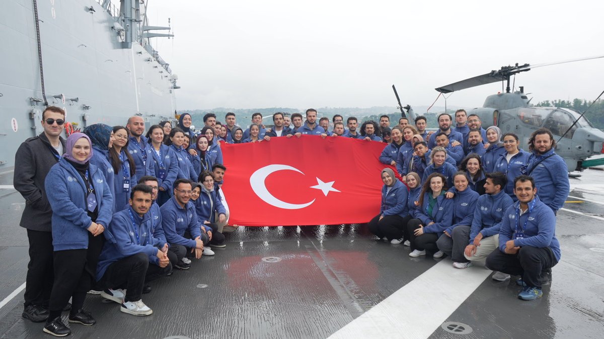 GSB_BabaeskiGM's tweet photo. #mavivatanyolculuguÇanakkale Zaferi’nin 110. yılında, 350 genç TCG ANADOLU ile tarihe yön veriyor. “Mavi Vatan”ın kalbinde, zaferin izinden geleceğe bir yolculuk #MaviVatanYolculuğu @OA_BAK @eminogluenes @gencliksporbak @GSBgenclik https://t.co/k7VLS6FjQs