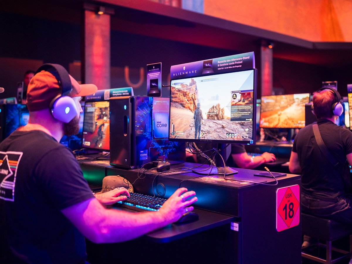 Funcom's tweet image. Survive the most dangerous planet... at @gamescom! 🏜️

Visit our #DuneAwakening booth to try the game, pray to Shai-Hulud, and meet our cosplayers! #gamescom2025