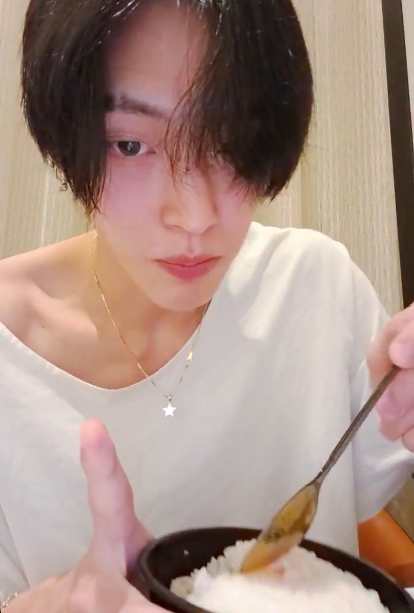 ท่านผู้นำเคะ เสื้อนางไม่เคยอยู่กับไหล่จริงๆ
