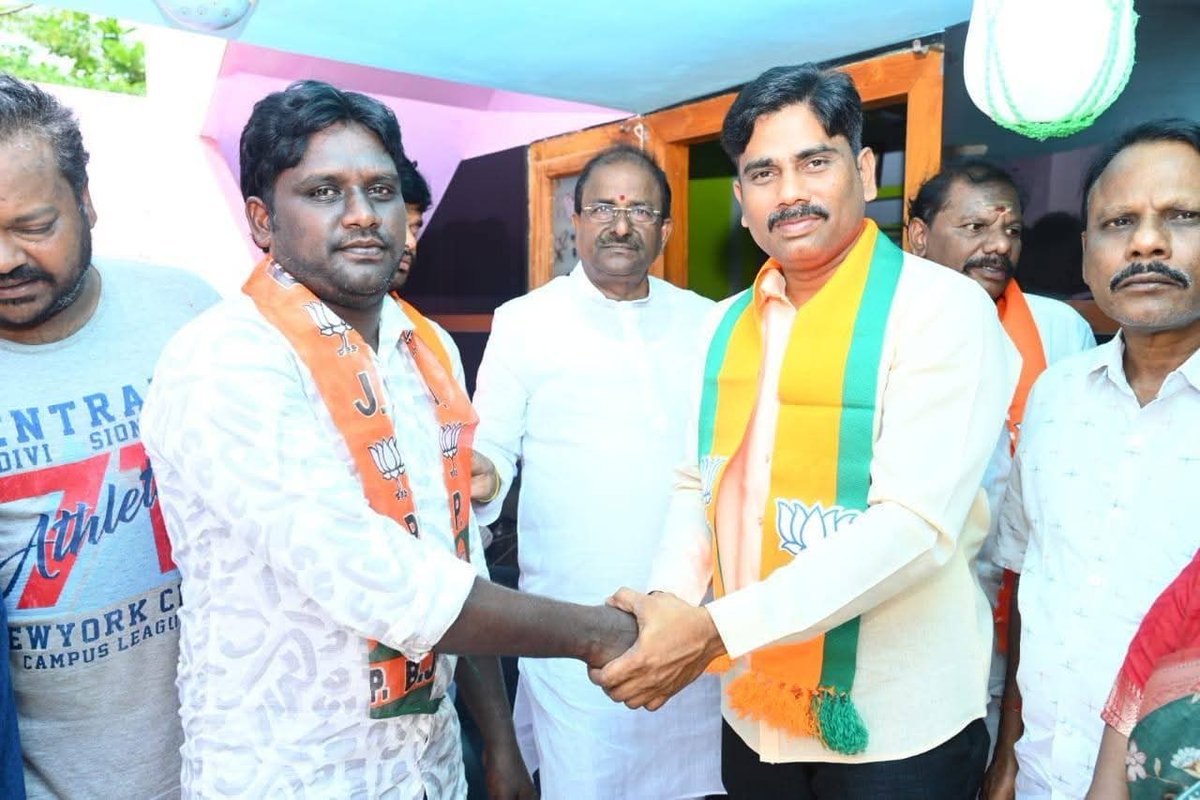 BJP4Rajahmundry (@bjp4rajahmundry) on Twitter photo రాజానగరం మండలంలో పలు గ్రామాల పర్యటనలో MLC శ్రీ <a href="/somuveerraju/">SOMU VEERRAJU / సోము వీర్రాజు</a> గారు యువతతో కలసి మాట్లాడారు.
పలువురు యువకులు బీజేపీ పాలనకు ఆకర్షితులై పార్టీ కండువా కప్పించుకున్నారు.
జిల్లా అధ్యక్షులు <a href="/PIKKINAGENDRA/">Pikki Nagendra</a> గారి అధ్యక్షతన జరిగిన పర్యటనలో బిజెపి నాయకులు, కార్యకర్తలు, యువకులు పాల్గొన్నారు. రాజానగరం మండలంలో పలు గ్రామాల పర్యటనలో MLC శ్రీ <a href="/somuveerraju/">SOMU VEERRAJU / సోము వీర్రాజు</a> గారు యువతతో కలసి మాట్లాడారు.
పలువురు యువకులు బీజేపీ పాలనకు ఆకర్షితులై పార్టీ కండువా కప్పించుకున్నారు.
జిల్లా అధ్యక్షులు <a href="/PIKKINAGENDRA/">Pikki Nagendra</a> గారి అధ్యక్షతన జరిగిన పర్యటనలో బిజెపి నాయకులు, కార్యకర్తలు, యువకులు పాల్గొన్నారు.