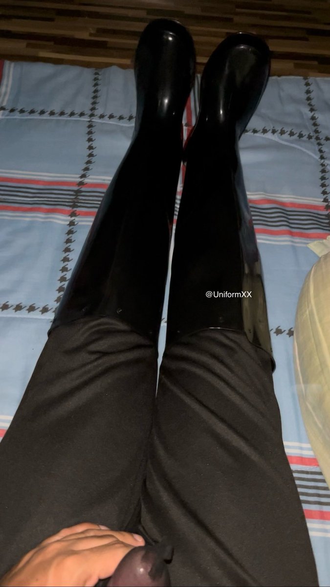 ใส่นอนฟินๆ ฝันดีครับ #รองเท้าบูทยางยาว #บูทยาง