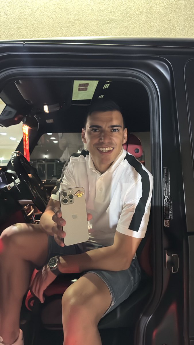 4_stiicker tweet media