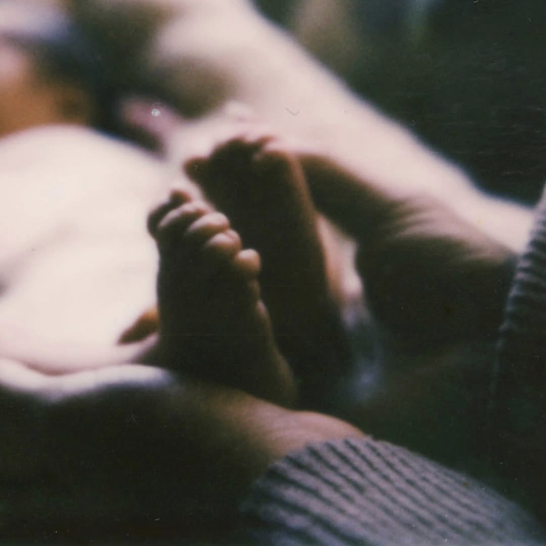 Tha5SOSFamily's tweet image. Luke Hemmings announces that he and Sierra have welcomed their first child together!!!!!!

“Our best kept secret🤍

Written and produced by Sierra and a Luke Hemmings🤍”