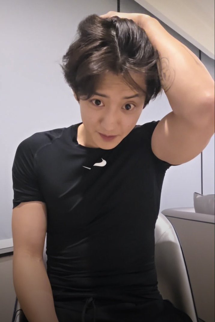 ถ้าใส่เข้ายิมที่บ้านก็เฉยๆ ใส่มาหาที่กรุงเทพก็หล่อ
ชานยอล: