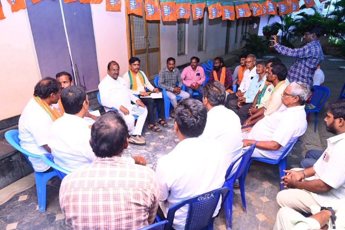 BJP4Rajahmundry (@bjp4rajahmundry) on Twitter photo రాజమండ్రిరూరల్ కడియంమండల పరిధిలోని నాయకులు, కార్యకర్తలతో సమావేశమైన MLC <a href="/somuveerraju/">SOMU VEERRAJU / సోము వీర్రాజు</a> .
జిల్లాలో ప్రారంభం కానున్న రాష్ట్ర అధ్యక్షులు శ్రీ <a href="/MadhavBJP/">PVN Madhav (Modi Ka Parivar)</a> గారి సారథ్యం కార్యక్రమం విజయవంతంగా నిర్వహించడానికి పలు సూచనలు చేశారు
సమావేశానికి జిల్లా అధ్యక్షులు <a href="/PIKKINAGENDRA/">Pikki Nagendra</a> అధ్యక్షత వహించారు రాజమండ్రిరూరల్ కడియంమండల పరిధిలోని నాయకులు, కార్యకర్తలతో సమావేశమైన MLC <a href="/somuveerraju/">SOMU VEERRAJU / సోము వీర్రాజు</a> .
జిల్లాలో ప్రారంభం కానున్న రాష్ట్ర అధ్యక్షులు శ్రీ <a href="/MadhavBJP/">PVN Madhav (Modi Ka Parivar)</a> గారి సారథ్యం కార్యక్రమం విజయవంతంగా నిర్వహించడానికి పలు సూచనలు చేశారు
సమావేశానికి జిల్లా అధ్యక్షులు <a href="/PIKKINAGENDRA/">Pikki Nagendra</a> అధ్యక్షత వహించారు
