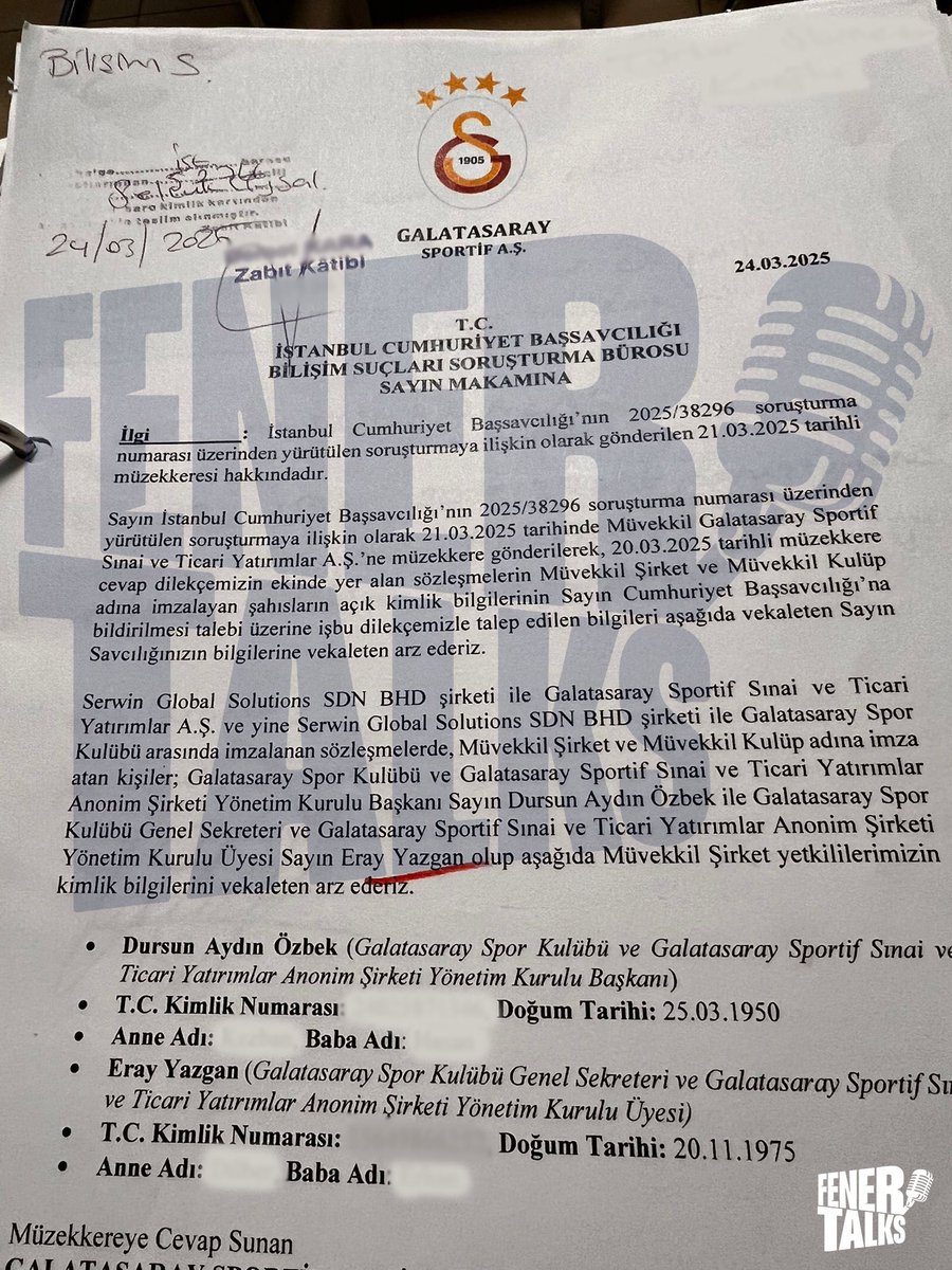 ajansfenercom's tweet photo. YASADIŞI BAHİS REKLAMINDA DURSUN ÖZBEK İMZASI!

•FenerTalks’ın ulaştığı belgeye göre, yasadışı bahis sitesiyle yapılan sözleşmede Galatasaray Başkanı Dursun Özbek ve Genel Sekreter Eray Yazgan’ın imzası bulunuyor.

•İstanbul Cumhuriyet Başsavcılığı’na gönderilen resmi yazıda da bu iki isim açıkça yer alıyor.

Ancak davada yalnızca Eray Yazgan’ın yargılanması, Dursun Özbek’in nasıl muaf tutulduğu büyük soru işareti yarattı.

(🔗@fenertalks)