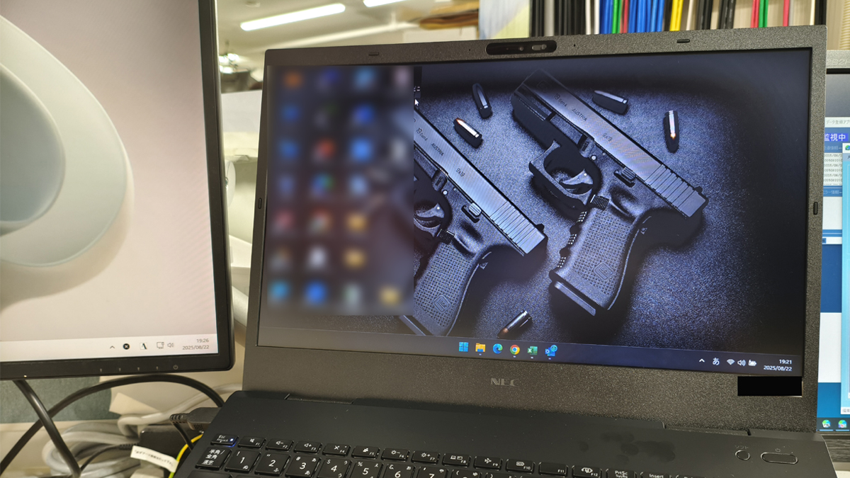 HelpWorld2020's tweet image. 反応が鈍くなった会社の貸与PCが新しくなり、業務の合間にデータ移行作業も。PC管理担当の同期に一応断って壁紙も変更。日付変わり、明日は2か月半ぶりのサバゲー。足手まといのおっさんですが、ご一緒される皆さん、またよろしくお願いします！　#アングニーズ #ANGNEEDS #サバゲー