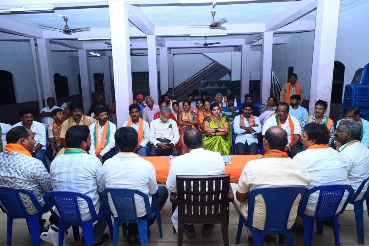 BJP4Rajahmundry (@bjp4rajahmundry) on Twitter photo రాజమండ్రి రూరల్ 1వ మండల పరిధిలోని నాయకులు, కార్యకర్తలతో సమావేశమైన శాసన మండలి సభ్యులు శ్రీ <a href="/somuveerraju/">SOMU VEERRAJU / సోము వీర్రాజు</a> గారు.
జిల్లాలో ప్రారంభం కానున్న రాష్ట్ర అధ్యక్షులు శ్రీ @MadhavBJ గారి సారథ్యం కార్యక్రమం విజయవంతంగా నిర్వహించడానికి పలు సూచనలు చేశారు. రాజమండ్రి రూరల్ 1వ మండల పరిధిలోని నాయకులు, కార్యకర్తలతో సమావేశమైన శాసన మండలి సభ్యులు శ్రీ <a href="/somuveerraju/">SOMU VEERRAJU / సోము వీర్రాజు</a> గారు.
జిల్లాలో ప్రారంభం కానున్న రాష్ట్ర అధ్యక్షులు శ్రీ @MadhavBJ గారి సారథ్యం కార్యక్రమం విజయవంతంగా నిర్వహించడానికి పలు సూచనలు చేశారు.