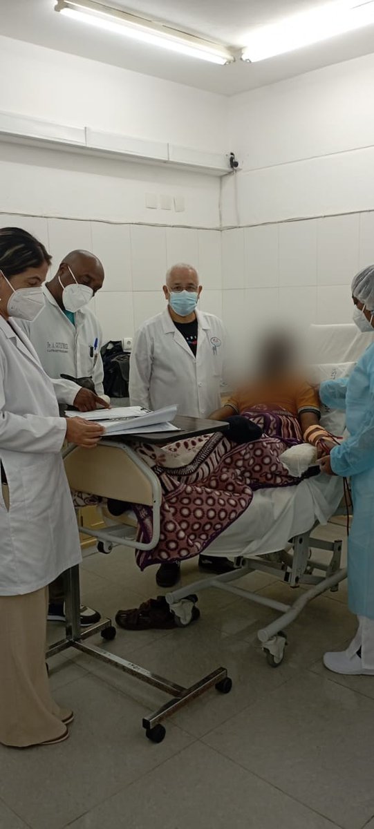 Médicos cubanos en discusión de casos de un paciente de hemodiálisis.
<a href="/BMCMzBeira/">Brigada Médica Cubana en Beira, Mozambique</a> <a href="/CubacooperaMzb/">Brigada Médica Cubana en Mozambique</a> <a href="/DiazCanelB/">Miguel Díaz-Canel Bermúdez</a> <a href="/japortalmiranda/">José Angel Portal Miranda</a> <a href="/HenryLopezJi20/">Henry López Jiménez</a>