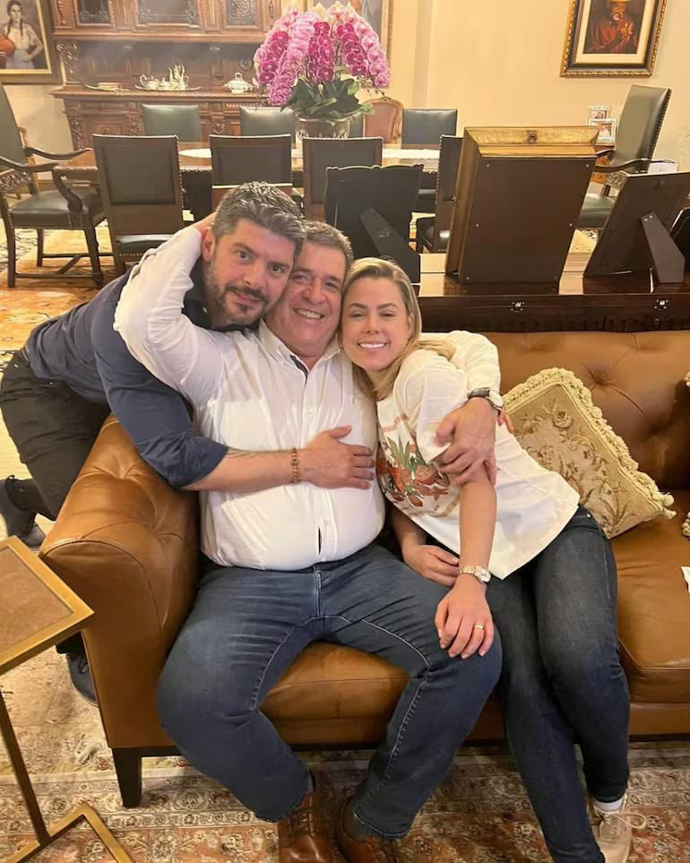 🧵 “Te vas porque yo quiero que te vayas”, le dijo el cartismo a Nenecho.
Y así, el intendente que juraba que “el que nada debe, nada teme”, terminó renunciando. Sin embargo, las denuncias del interventor confirman lo que ya denunciamos nosotros antes: una Municipalidad saqueada,