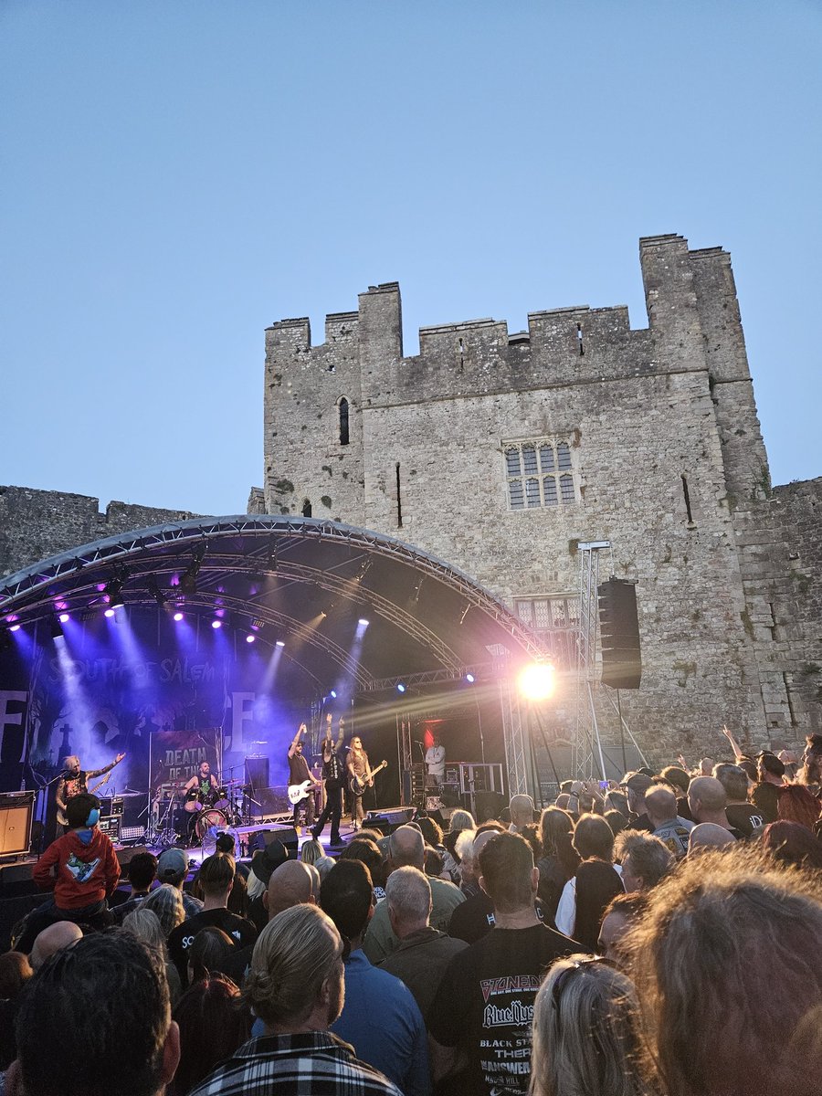 My 1st time watching a gig in the magnificent surroundings of Chepstow Castle,  I bumped into a few familiar faces on the night and the bands were 🔥🔥🔥🔥
#livemusic #NewMusic #Rock
