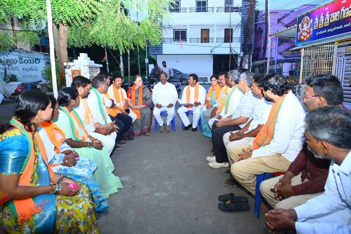 BJP4Rajahmundry (@bjp4rajahmundry) on Twitter photo రాజమండ్రి అర్బన్ 8వ మండల పరిధిలోని
నాయకులు, కార్యకర్తలతో సమావేశమైన శాసన మండలి సభ్యులు శ్రీ <a href="/somuveerraju/">SOMU VEERRAJU / సోము వీర్రాజు</a> గారు.
జిల్లాలో ప్రారంభం కానున్న రాష్ట్ర అధ్యక్షులు శ్రీ <a href="/MadhavBJP/">PVN Madhav (Modi Ka Parivar)</a> గారి సారథ్యం కార్యక్రమం విజయవంతంగా నిర్వహించడానికి పలు సూచనలు చేశారు. రాజమండ్రి అర్బన్ 8వ మండల పరిధిలోని
నాయకులు, కార్యకర్తలతో సమావేశమైన శాసన మండలి సభ్యులు శ్రీ <a href="/somuveerraju/">SOMU VEERRAJU / సోము వీర్రాజు</a> గారు.
జిల్లాలో ప్రారంభం కానున్న రాష్ట్ర అధ్యక్షులు శ్రీ <a href="/MadhavBJP/">PVN Madhav (Modi Ka Parivar)</a> గారి సారథ్యం కార్యక్రమం విజయవంతంగా నిర్వహించడానికి పలు సూచనలు చేశారు.