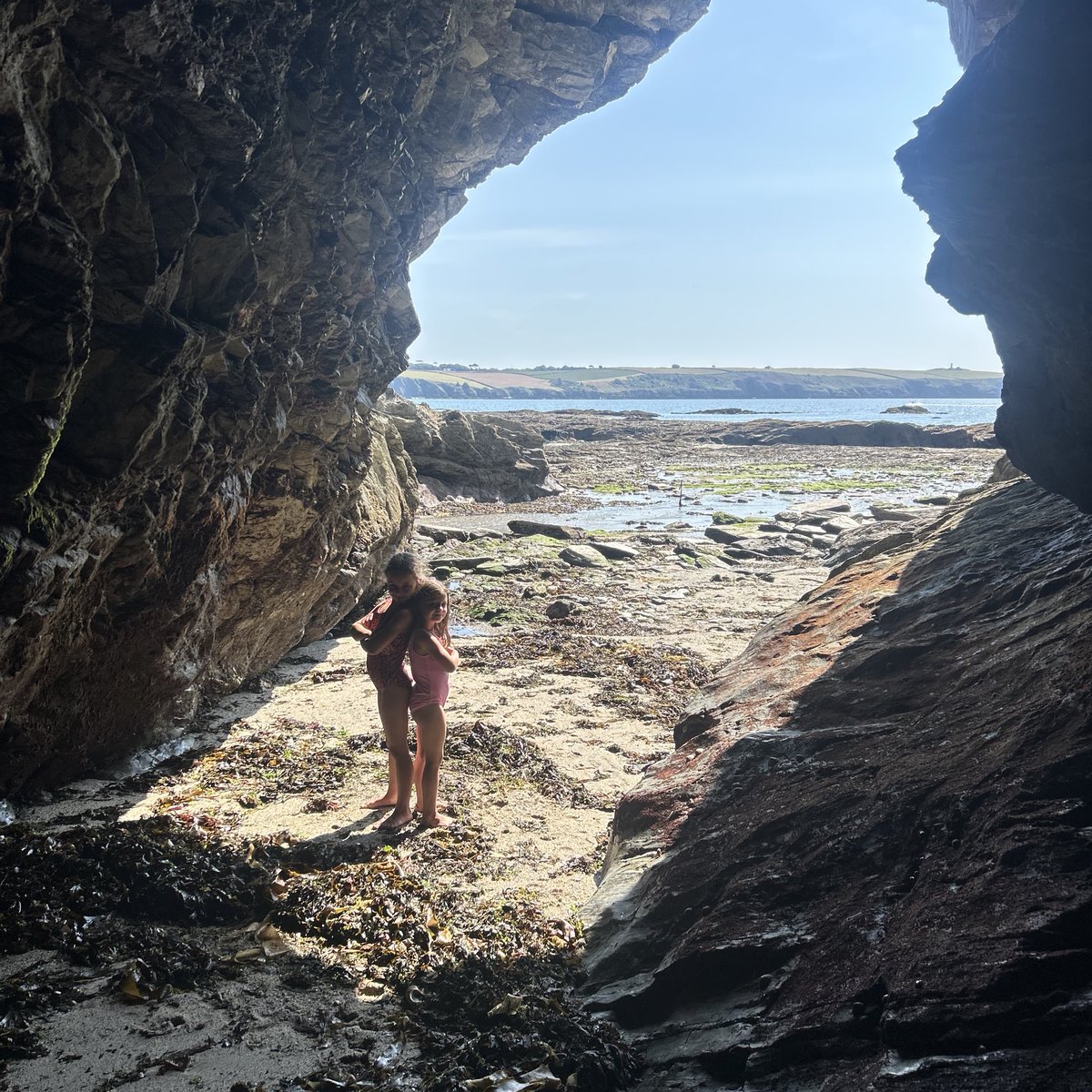 jamescutlan's tweet photo. #HappyFriday βοΈ
.
Daddy/Daughter Day. Trip to the beach for some rock climbing, cave exploring and castle making π«ΆπΌ
.
#IzzyJune #LilyVera #Cornwall ποΈ https://t.co/vY2kAqUHX1