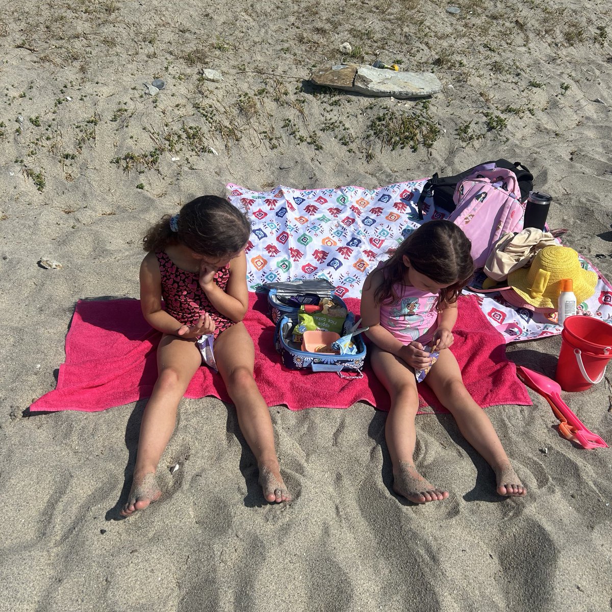 jamescutlan's tweet photo. #HappyFriday βοΈ
.
Daddy/Daughter Day. Trip to the beach for some rock climbing, cave exploring and castle making π«ΆπΌ
.
#IzzyJune #LilyVera #Cornwall ποΈ https://t.co/vY2kAqUHX1