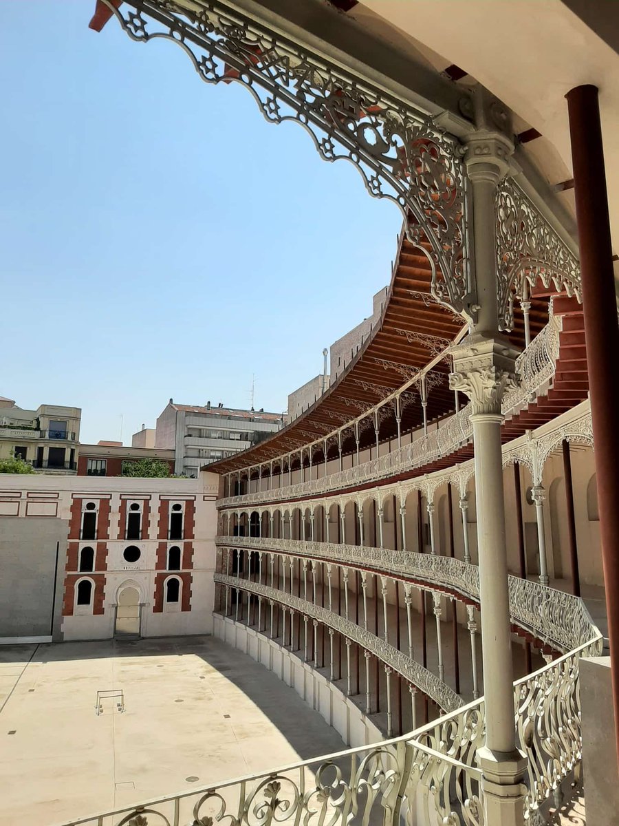 Hoy he salido a pasear, me he acercado a ver el Frontón Beti Jai que no conocía el pequeño museo que han puesto en la planta baja. Otro precioso lugar que merece una visita si pasas y paseas por Madrid.