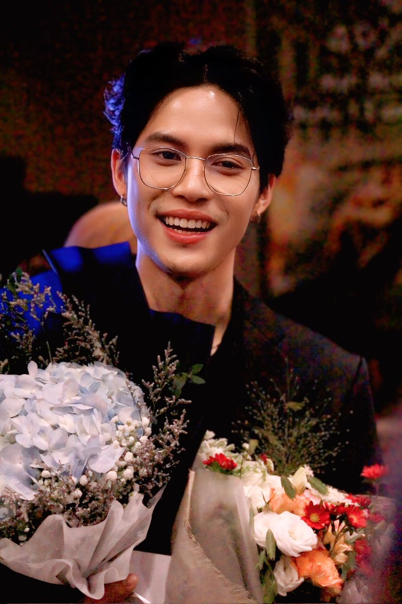 OUB_OUB's tweet photo. คิดถึงมากมายพ่อปลาทองของพี่ ภาพค่อนข้างเบลอ แต่ว่ารักเธอไม่มีวันเปลี่ยน อิอิ พี่อ๊บ รักบอส รักบอส รักบอส
#BossThanabat https://t.co/dpT9Qi0ciO